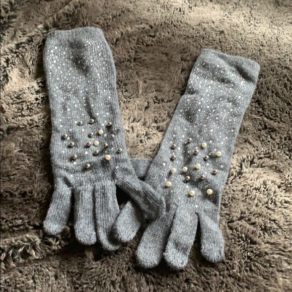 Accessories - Cute gray gloves with such pizazz!